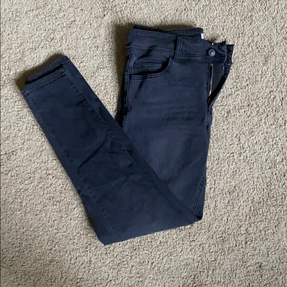 Black skinny jeans.